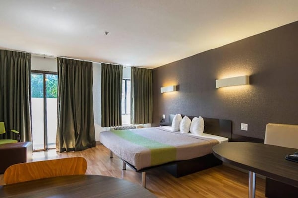 Foto van 1 queensize bed | Mob Acc RI Shwr Nsmk Micfridg - Vakantiehuis in Concord - Facilities