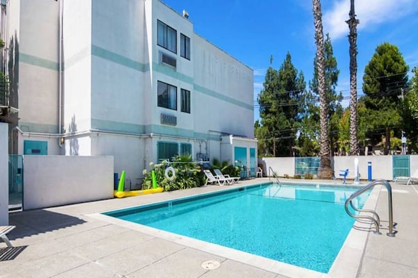 Foto van 1 queensize bed | Mob Acc RI Shwr Nsmk Micfridg - Vakantiehuis in Concord - Pool