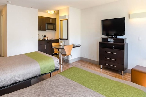 Foto van 1 queensize bed | Mob Acc RI Shwr Nsmk Micfridg - Vakantiehuis in Concord - BedRoom