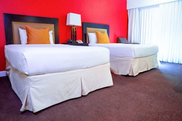 Foto van 2 tweepersoonsbedden | Nsmk, Micfridge - Vakantiehuis in Anaheim - BedRoom