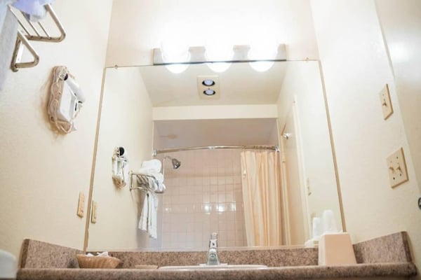 Foto van 2 tweepersoonsbedden | Nsmk, Micfridge - Vakantiehuis in Anaheim - BathRoom