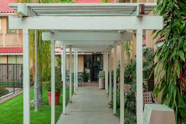 Foto van 2 tweepersoonsbedden | Nsmk, Micfridge - Vakantiehuis in Anaheim - ExteriorSummer
