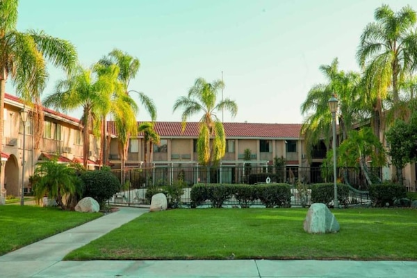 Foto van 2 tweepersoonsbedden | Nsmk, Micfridge - Vakantiehuis in Anaheim - ExteriorSummer