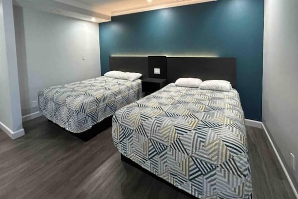 Foto van 2 tweepersoonsbedden | Toegankelijk voor mindervaliden | Micfridg - BedRoom