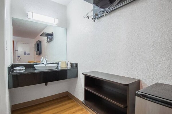 Foto van 2 tweepersoonsbedden | Roken toegestaan, minikoelkast - BedRoom