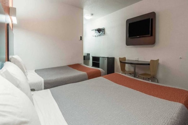 Foto van 2 tweepersoonsbedden | Roken toegestaan, minikoelkast - BedRoom