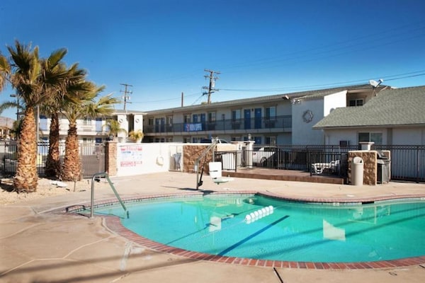Foto van 1 kingsize bed | Zakelijk, NSMK, koelkast - Vakantiehuis in Mojave - HotelSwimmingPool