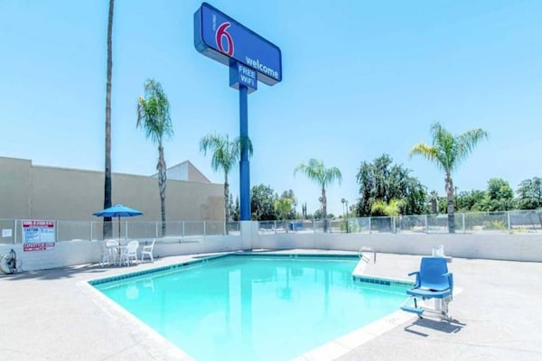 Foto van 1 Queensize Bed | Niet-rokende, Mini Koelkast - Vakantiehuis in Bakersfield - Pool