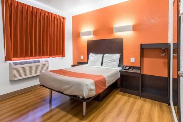 Foto van 1 Queensize Bed | Niet-rokende, Mini Koelkast - Vakantiehuis in Bakersfield - BedRoom