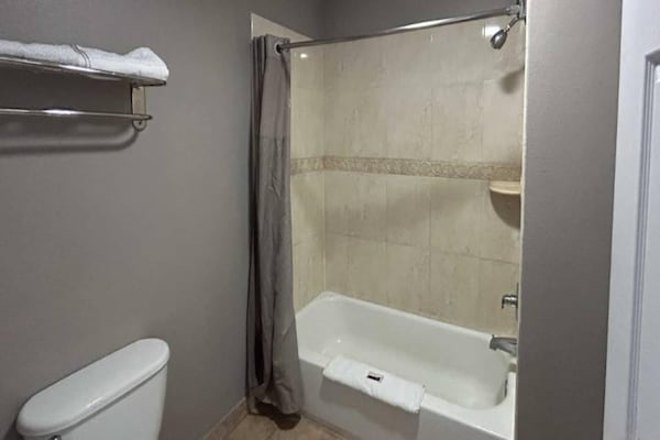 Foto van 1 kingsize bed|Mobiliteit|RI Shwr|Mickoelkast - Vakantiehuis in Mojave - BathRoom