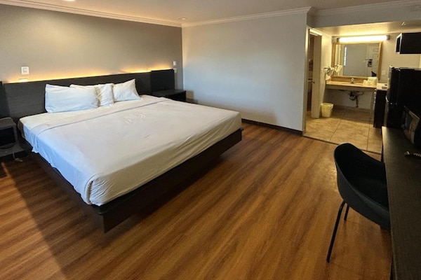 Foto van 1 kingsize bed|Mobiliteit|RI Shwr|Mickoelkast - Vakantiehuis in Mojave - BedRoom