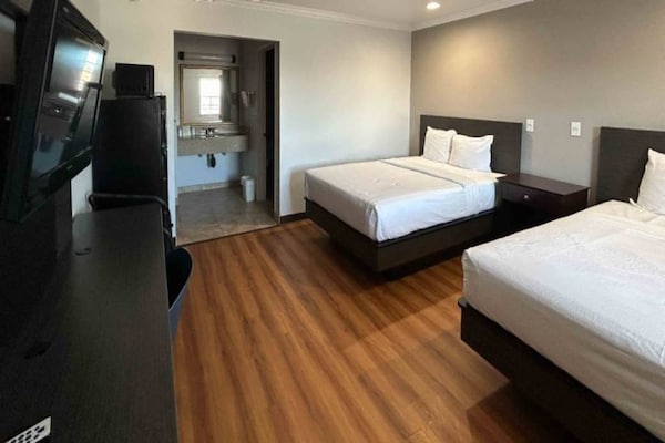Foto van 2 tweepersoonsbedden | Roken toegestaan, koelkast aanwezig - BedRoom