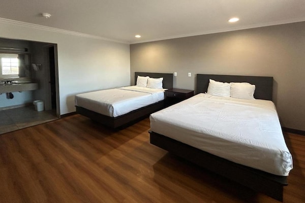 Foto van 2 tweepersoonsbedden | Roken toegestaan, koelkast aanwezig - BedRoom