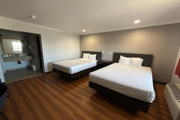 Foto van 2 tweepersoonsbedden | Roken toegestaan, koelkast aanwezig - BedRoom