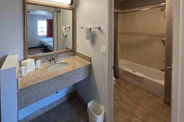 Foto van 1 kingsize bed | Rookvrij, koelkast - Vakantiehuis in Mojave - BathRoom