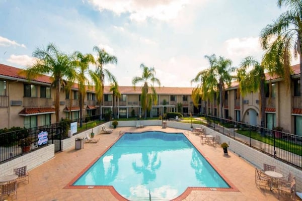 Foto van 1 kingsize bed | Rookvrij, koelkast - Vakantiehuis in Anaheim - Pool