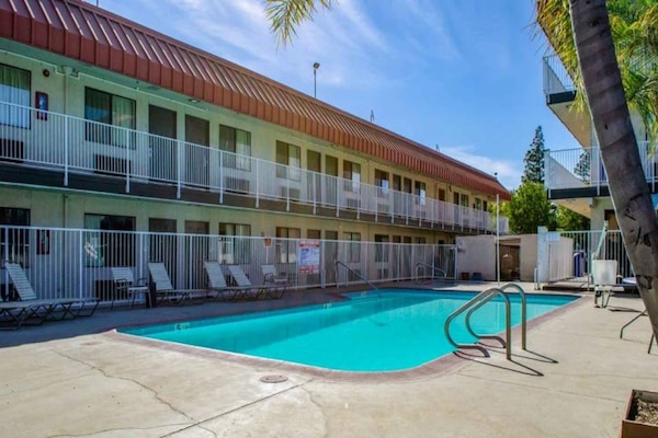 Foto van 1 kingsize bed | Suite, NSMK, Keuken, Slaapbank - Vakantiehuis in Fresno CA - Pool