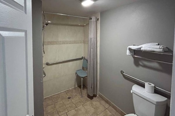 Foto van 2 tweepersoonsbedden | Niet-roken, koelkast - Vakantiehuis in Mojave - BathRoom