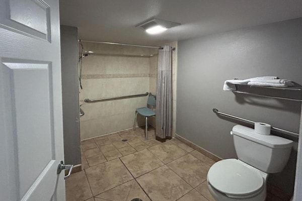 Foto van 2 tweepersoonsbedden | Niet-roken, koelkast - Vakantiehuis in Mojave - BathRoom
