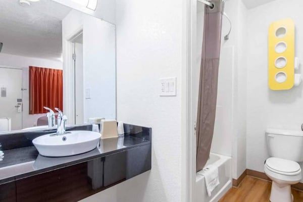 Foto van 1 Queensize Bed | Mobiliteit Toegang Ri Shwr Ns - Vakantiehuis in Bakersfield - BathRoom