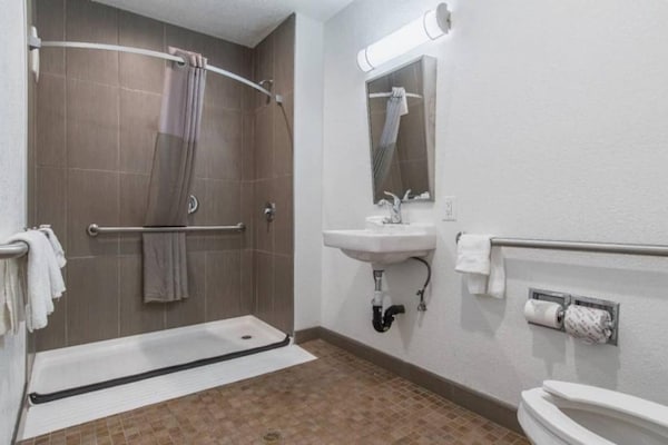Foto van 1 Queensize Bed | Mobiliteit Toegang Ri Shwr Ns - Vakantiehuis in Bakersfield - Facilities