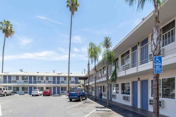 Foto van 1 Queensize Bed | Mobiliteit Toegang Ri Shwr Ns - Vakantiehuis in Bakersfield - ExteriorSummer