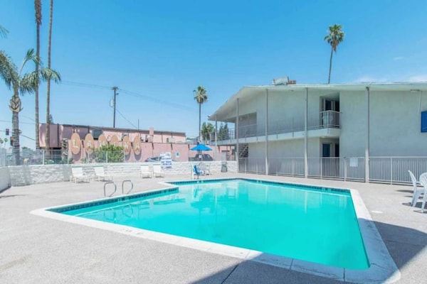 Foto van 1 Queensize Bed | Mobiliteit Toegang Ri Shwr Ns - Vakantiehuis in Bakersfield - Pool