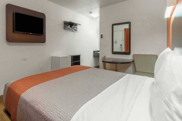 Foto van 1 Queensize Bed | Mobiliteit Toegang Ri Shwr Ns - Vakantiehuis in Bakersfield - BedRoom
