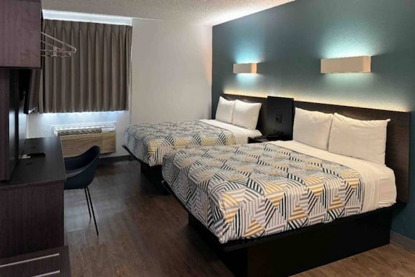 Foto van 2 queensize bedden | Badkuip met mobiele toegang Nsmk Micfridg - BedRoom