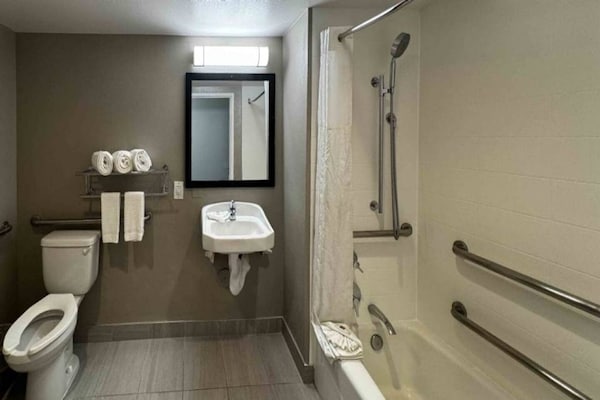 Foto van 2 queensize bedden | Badkuip met mobiele toegang Nsmk Micfridg - BathRoom