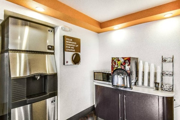 Foto van 2 queensize bedden | Badkuip met mobiele toegang Nsmk Micfridg - Facilities