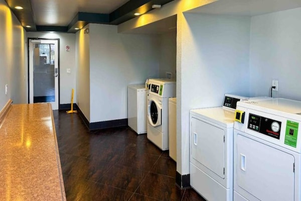 Foto van 2 queensize bedden | Badkuip met mobiele toegang Nsmk Micfridg - Facilities