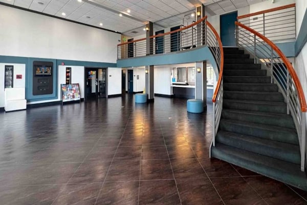 Foto van 2 queensize bedden | Badkuip met mobiele toegang Nsmk Micfridg - FloorPlan