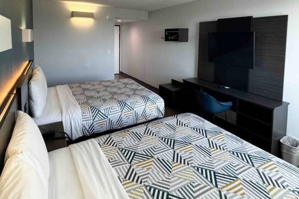 Foto van 2 queensize bedden | Badkuip met mobiele toegang Nsmk Micfridg - BedRoom