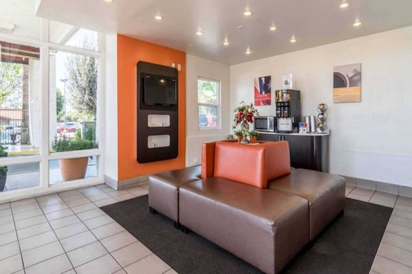 Foto van 1 tweepersoonsbed (queensize) | Rookvrij - Vakantiehuis in REDLANDS - FloorPlan
