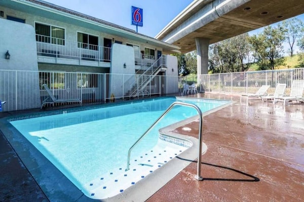 Foto van 1 tweepersoonsbed (queensize) | Rookvrij - Vakantiehuis in REDLANDS - Pool