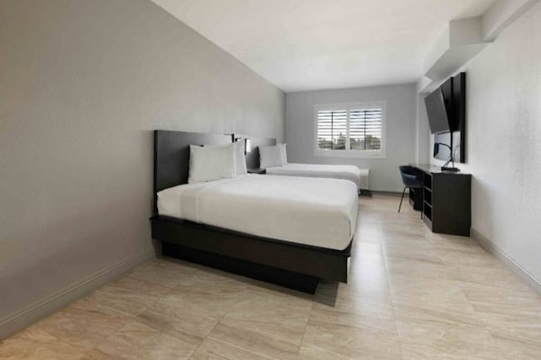 Foto van 1 kingsize bed - 2 queensize bedden | Rookvrij, Keuken - BedRoom