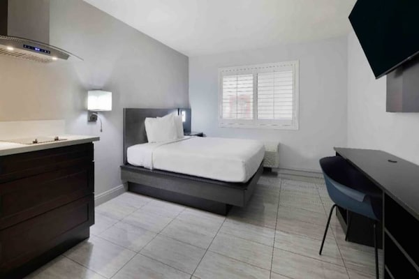 Foto van 1 tweepersoonsbed (queensize) | Suite, rookvrij, keuken - BedRoom