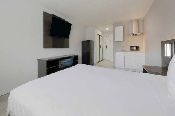 Foto van 1 tweepersoonsbed (queensize) | Suite, rookvrij, keuken - BedRoom