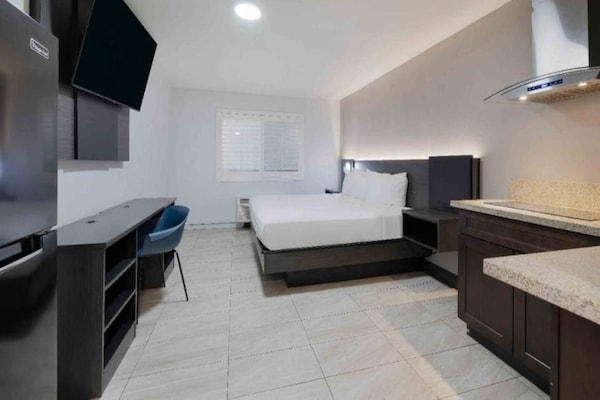 Foto van 1 tweepersoonsbed (queensize) | Suite, rookvrij, keuken - BedRoom