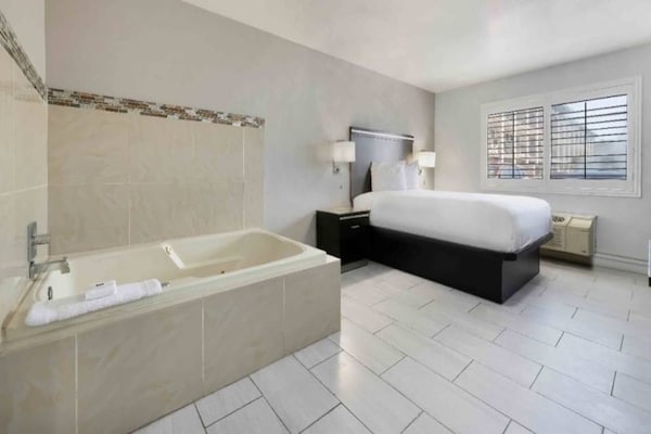Foto van 1 tweepersoonsbed (queensize) | Suite, rookvrij, keuken - BedRoom
