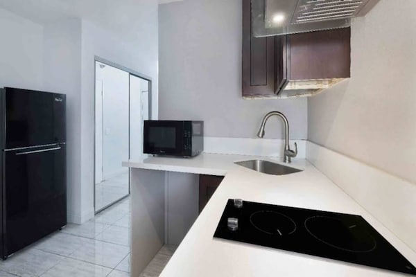 Foto van 1 tweepersoonsbed (queensize) | Suite, rookvrij, keuken - Kitchen