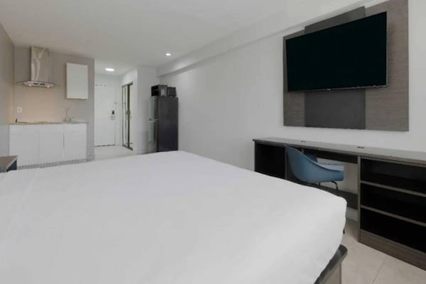 Foto van 1 tweepersoonsbed (queensize) | Suite, rookvrij, keuken - BedRoom