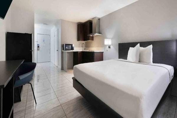 Foto van 1 tweepersoonsbed (queensize) | Suite, rookvrij, keuken - BedRoom