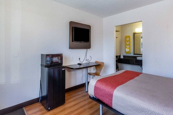 Foto van 1 tweepersoonsbed (queensize) | Niet-roken, koelkast (Micfridge) - BedRoom