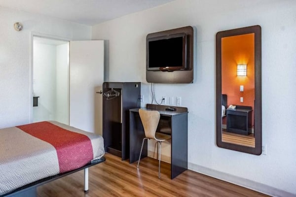 Foto van 1 tweepersoonsbed (queensize) | Niet-roken, koelkast (Micfridge) - BedRoom
