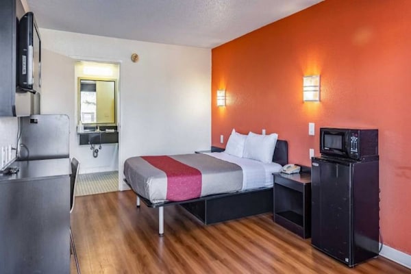 Foto van 1 tweepersoonsbed (queensize) | Niet-roken, koelkast (Micfridge) - BedRoom