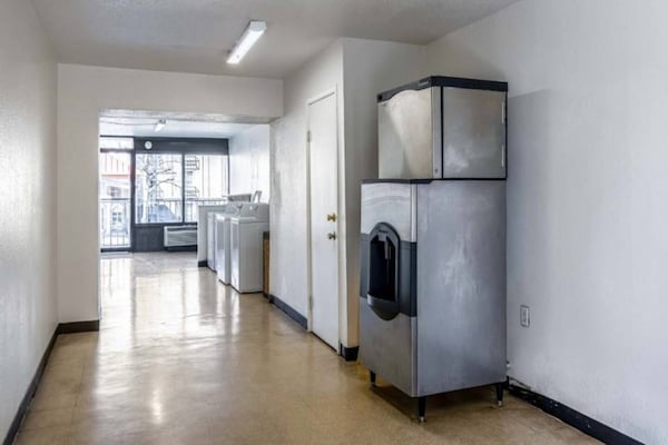 Foto van 1 kingsize bed | Roken toegestaan, koelkast aanwezig - Facilities