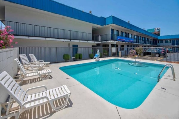 Foto van 1 tweepersoonsbed (queensize) | Rookvrij - Vakantiehuis in Russellville - Pool