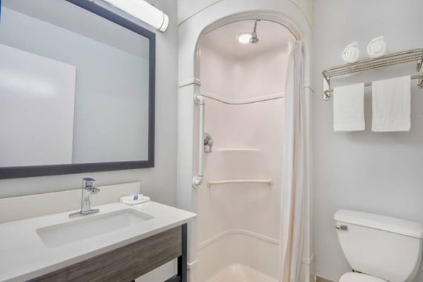 Foto van 1 tweepersoonsbed (queensize) | Roken mogelijk - Vakantiehuis in Russellville - BathRoom